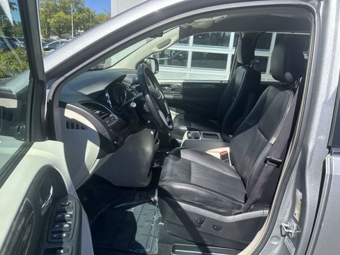 Used 2015 Chrysler Town & Country Touring FWD image 12