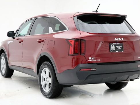 Used 2023 Kia Sorento LX image 7