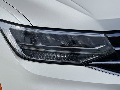 Used 2023 Volkswagen Tiguan SE w/ Panoramic Sunroof Package image 5