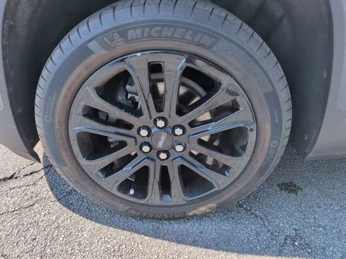 Certified 2023 GMC Acadia SLE w/ Driver Convenience Package AWD/4WD image 12