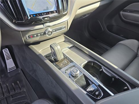 Used 2022 Volvo XC60 T8 R-Design image 28