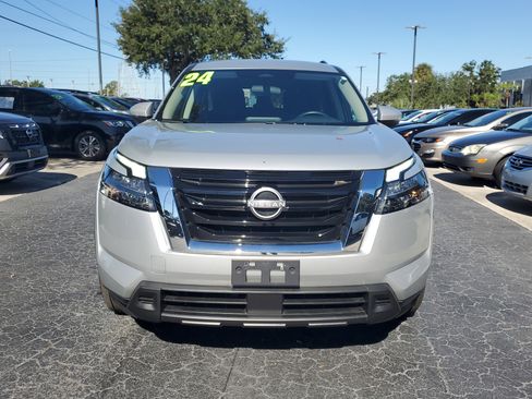Used 2024 Nissan Pathfinder SV image 2