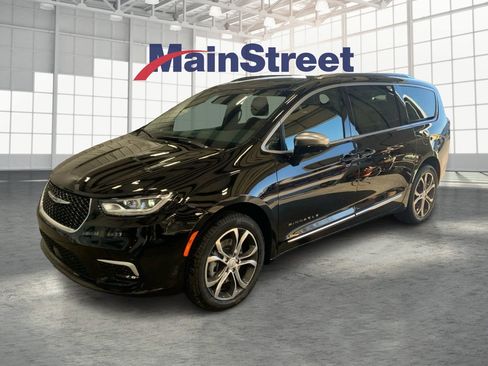 New 2026 Chrysler Pacifica Pinnacle image 1