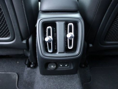 Used 2025 Volvo XC40 B5 Plus image 36