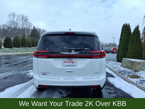 New 2026 Chrysler Pacifica Pinnacle w/ Trailer Tow Group AWD/4WD image 5