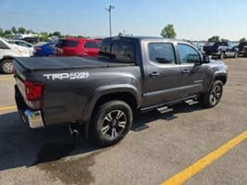 Used 2019 Toyota Tacoma TRD Sport AWD/4WD image 4