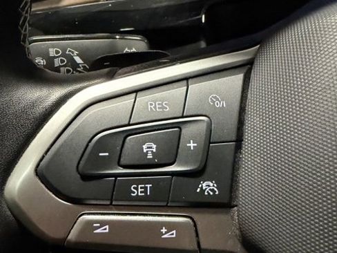 Used 2025 Volkswagen Atlas SE image 16