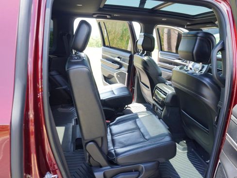 Used 2022 Jeep Wagoneer Series III w/ Premium Group I AWD/4WD image 34