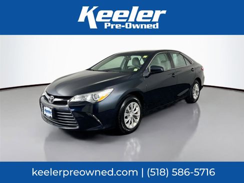 Used 2017 Toyota Camry LE image 1