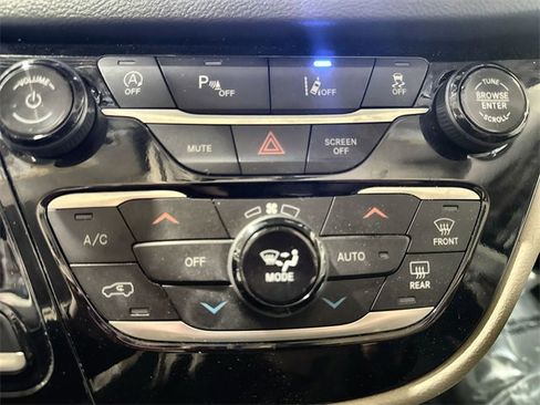 Used 2024 Chrysler Pacifica Touring-L image 11