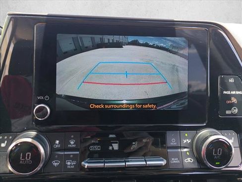 Used 2023 Toyota Highlander XLE FWD image 13