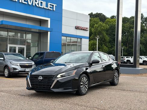 Used 2024 Nissan Altima 2.5 SV FWD image 13