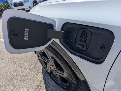 Used 2024 Chevrolet Equinox EV RS image 27