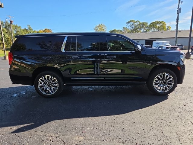Used 2023 GMC Yukon XL Denali Ultimate w/ LPO, Floor Liner Package AWD/4WD image 6