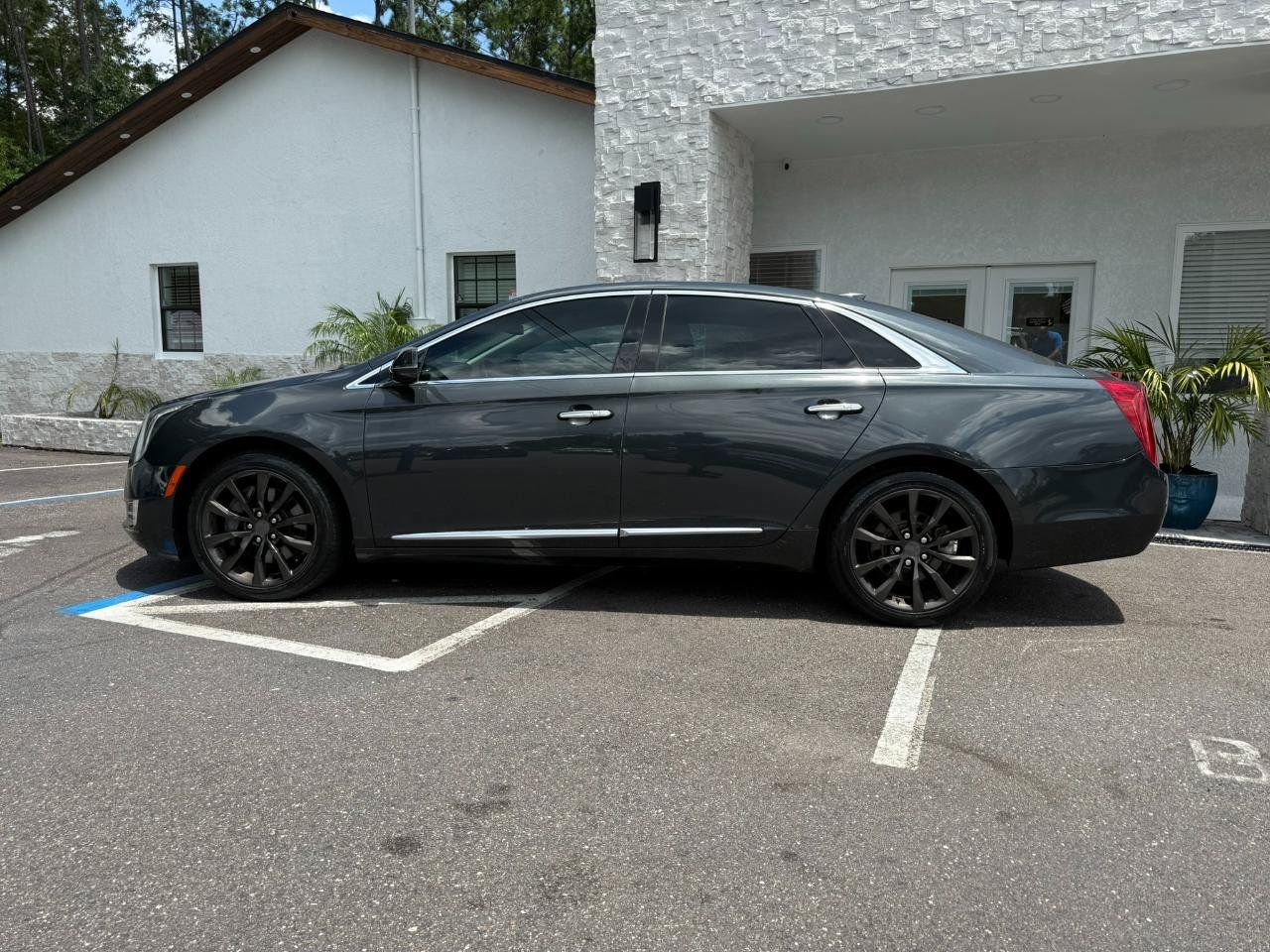 Used 2016 Cadillac XTS Luxury FWD image 2