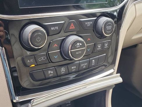 Used 2019 Jeep Grand Cherokee Limited AWD/4WD image 26