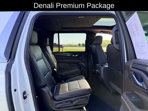 Used 2022 GMC Yukon XL Denali w/ Denali Premium Package AWD/4WD image 9