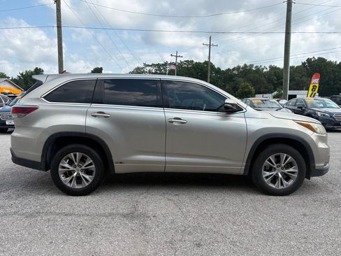 Used 2015 Toyota Highlander Plus FWD image 3