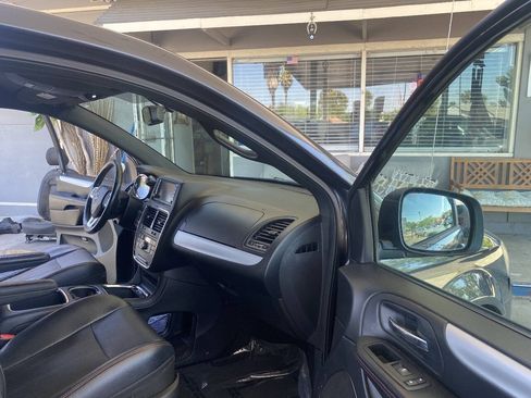 Used 2014 Dodge Grand Caravan R/T w/ Driver Convenience Group FWD image 22