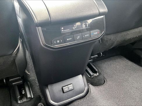 Used 2022 Toyota Highlander XLE AWD/4WD image 34