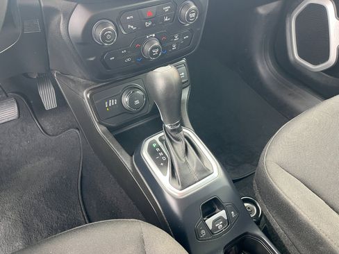 Used 2021 Jeep Renegade Latitude w/ Luxury Group I image 21