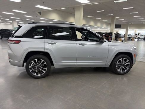 Used 2024 Jeep Grand Cherokee Overland w/ Advanced Protech Group III image 8