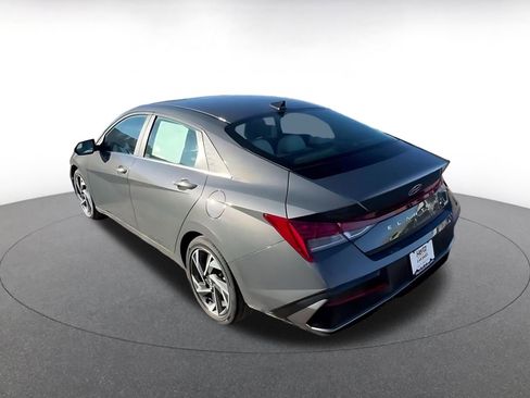 Used 2025 Hyundai Elantra Limited image 10