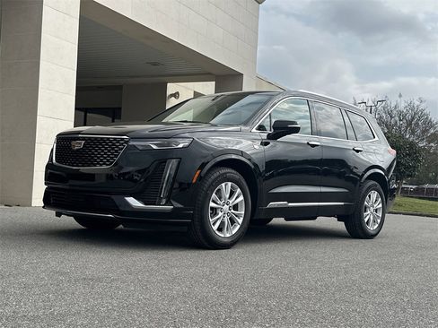 New 2025 Cadillac XT6 Luxury image 2