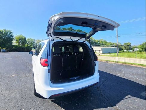 Used 2025 Chrysler Pacifica Limited FWD image 15