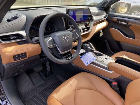 New 2026 Toyota Highlander Platinum image 12