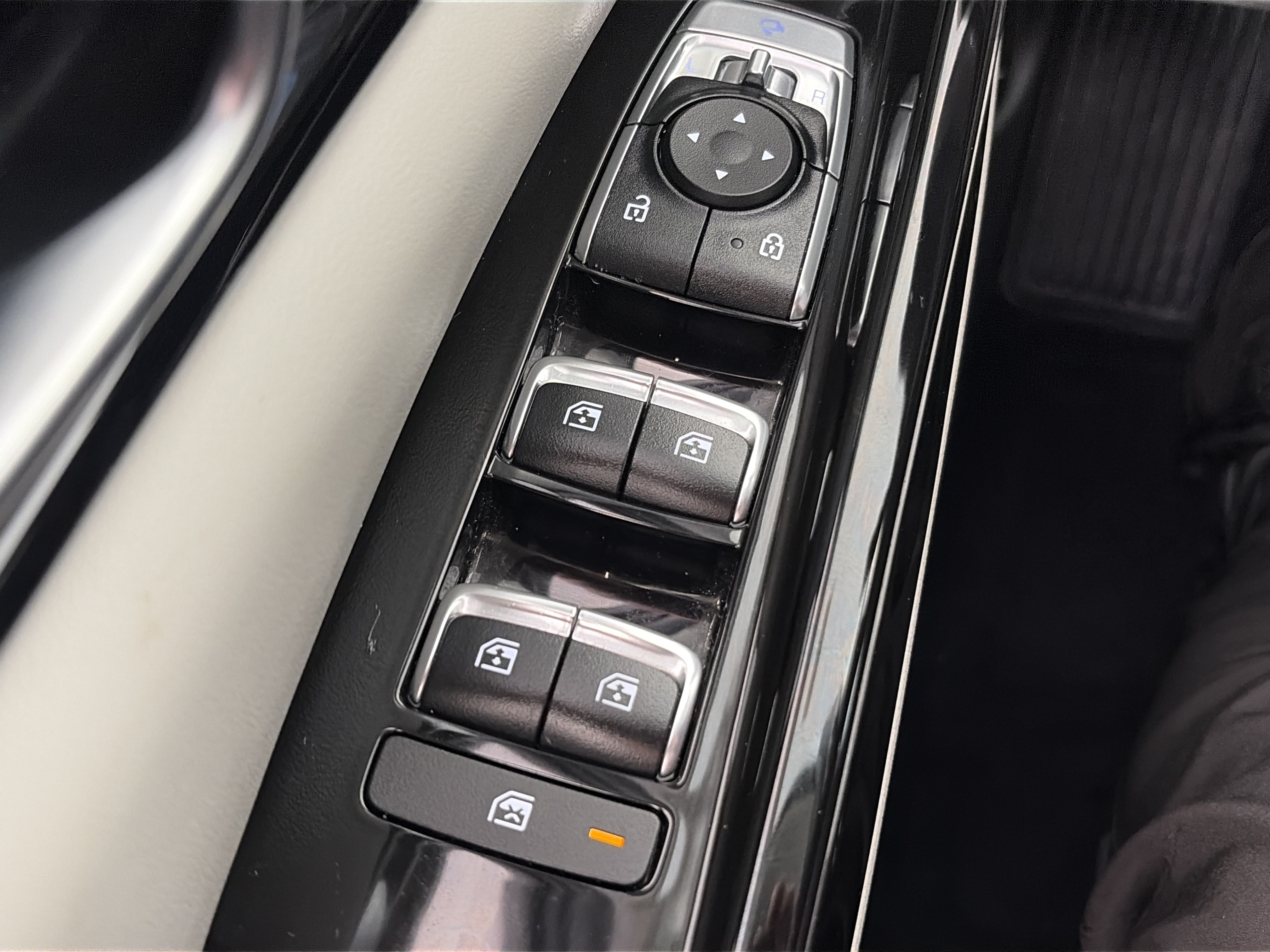 Certified 2024 Kia Carnival SX FWD image 41