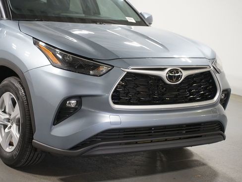 Certified 2024 Toyota Highlander LE FWD image 4