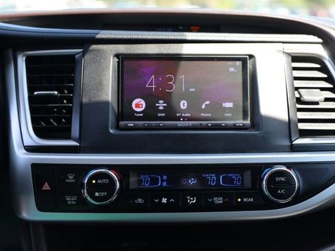 Used 2018 Toyota Highlander Plus AWD/4WD image 23