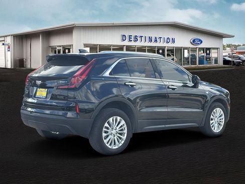 Used 2024 Cadillac XT4 Luxury w/ Cold Weather Package image 3