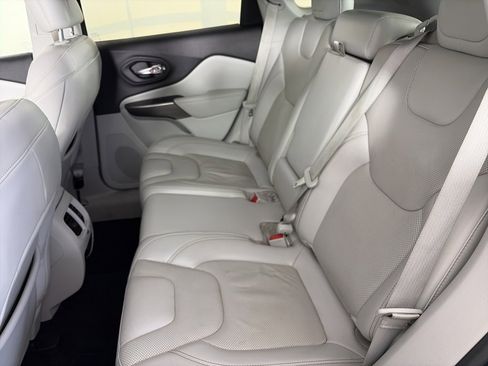 Used 2021 Jeep Cherokee Latitude Lux w/ Comfort/Convenience Group image 13