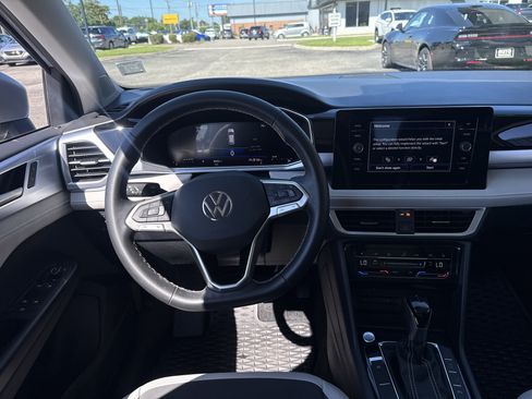Used 2025 Volkswagen Taos SE w/ Panoramic Sunroof Package AWD/4WD image 15