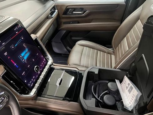 Used 2025 GMC Yukon Denali Ultimate w/ LPO, Floor Liner Package image 38