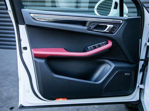 Certified 2023 Porsche Macan AWD/4WD image 18