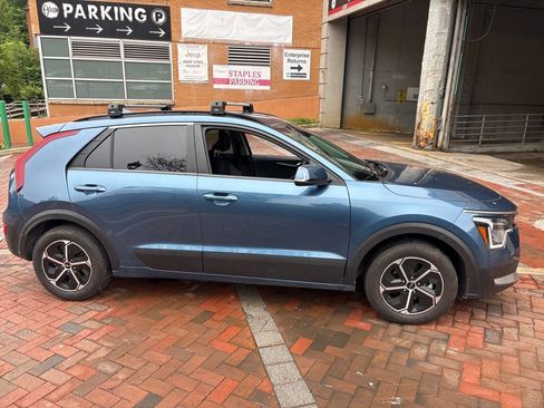 Certified 2024 Kia Niro EX FWD image 2