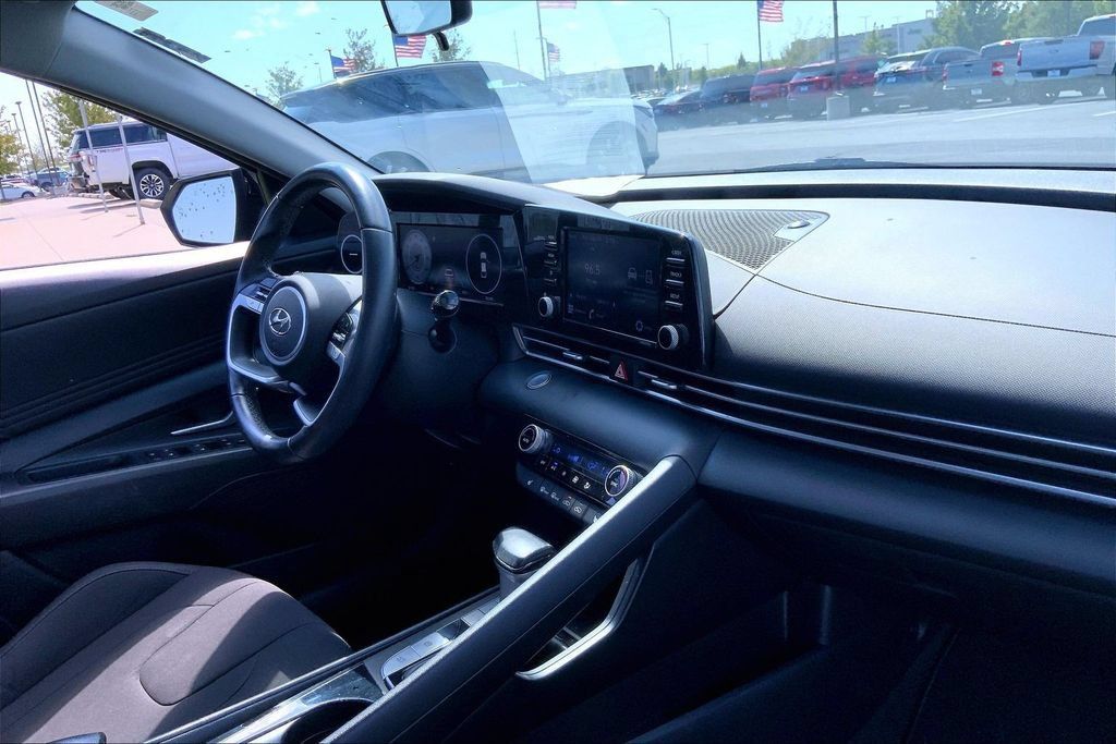 Used 2022 Hyundai Elantra SEL w/ Convenience Package FWD image 8