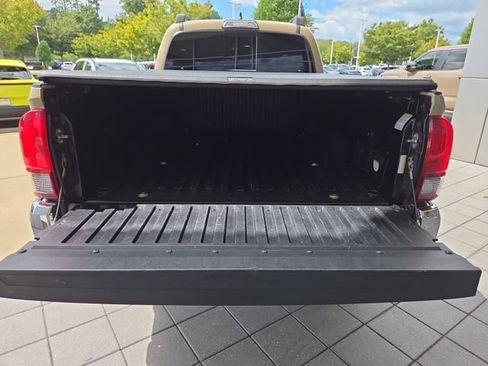 Used 2019 Toyota Tacoma TRD Off-Road AWD/4WD image 12