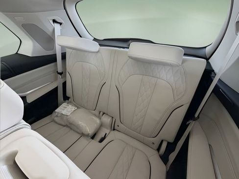 Used 2024 BMW X7 xDrive40i w/ Executive Package image 32