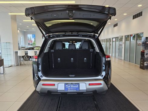 Used 2025 Nissan Pathfinder SL AWD/4WD image 10