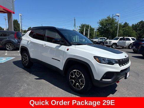Used 2025 Jeep Compass Trailhawk AWD/4WD image 9