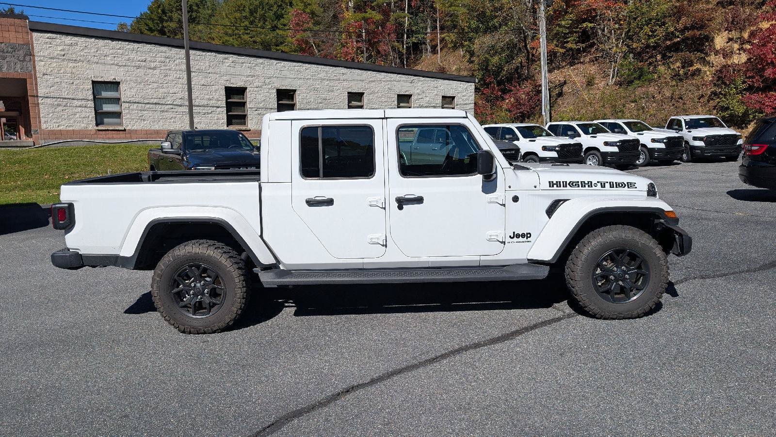 Used 2025 Jeep Gladiator Sport AWD/4WD image 2