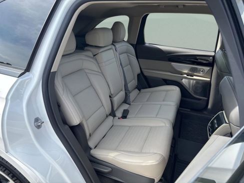 Used 2025 Lincoln Nautilus Reserve image 13