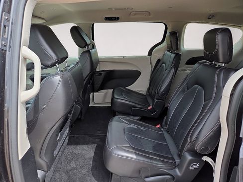 Used 2023 Chrysler Pacifica Touring-L FWD image 16