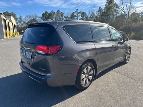 Used 2018 Chrysler Pacifica Touring-L image 5