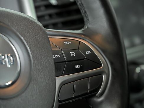 Used 2018 Jeep Grand Cherokee Altitude AWD/4WD image 22