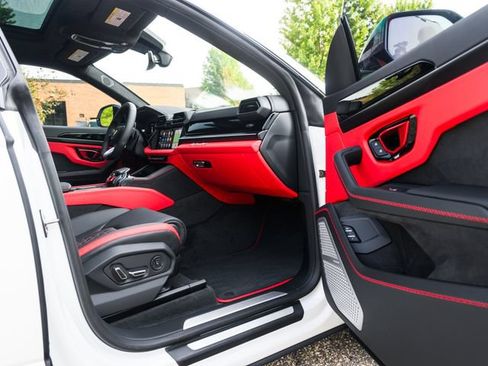 Used 2025 Lamborghini Urus SE AWD/4WD image 37